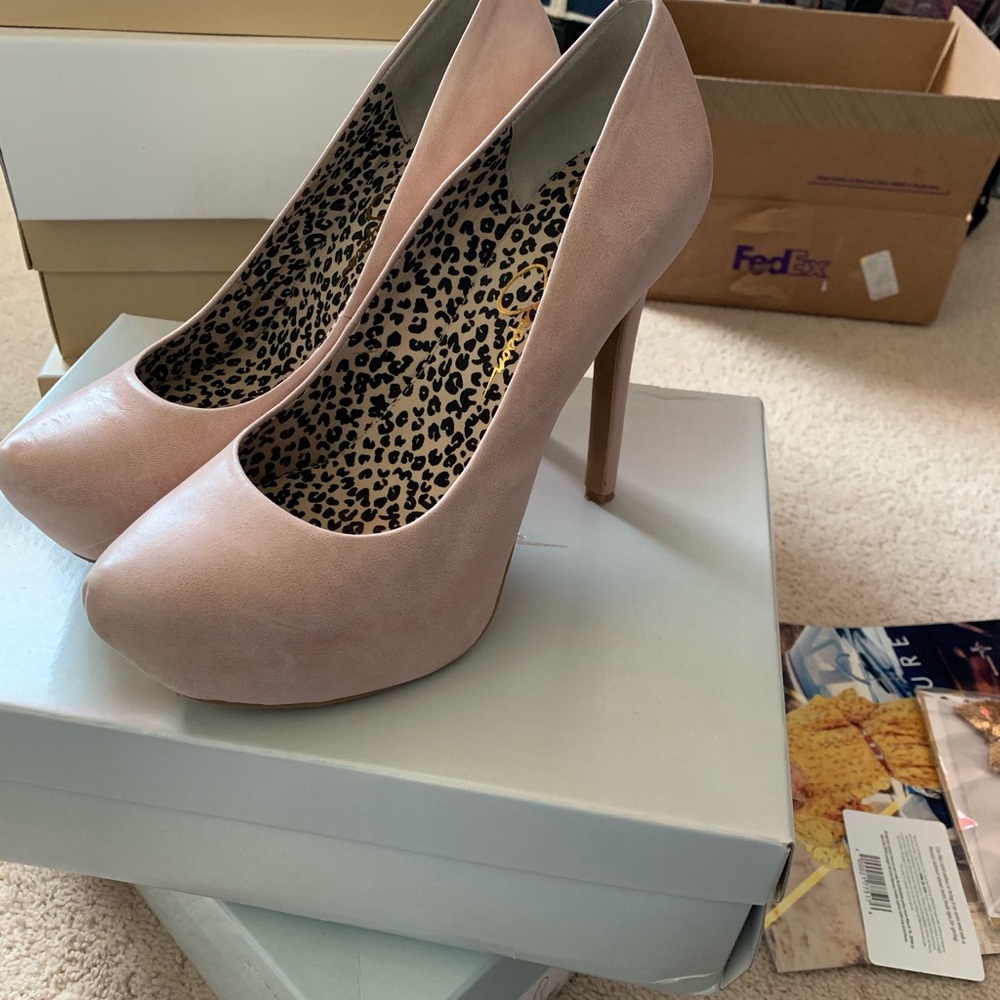 Beautiful pale pink Jessica Simpson pump - Picture 7 of 7